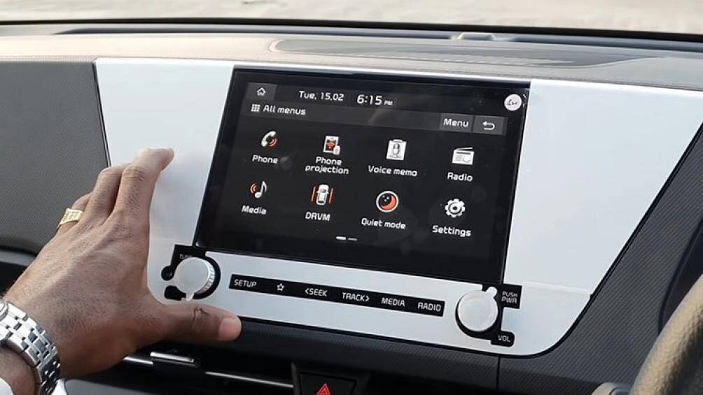 Xe sở hữu màn hình có kích thước lớn tới 10.25 inch có khả năng kết nối điện thoại, tích hợp wifi, vô-lăng xe dạng D-Cut thể thao