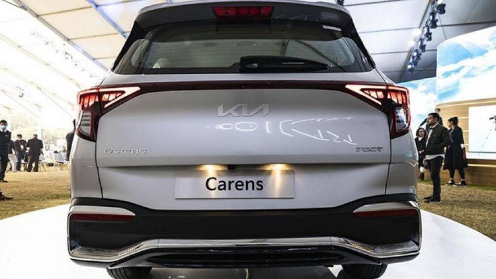 Thân xe được hình thành bởi những đường nét góc cạnh. Mâm xe là loại 5 chấu 17 inch. Đuôi xe KIA Carens sử dụng cụm đèn hậu LED kéo dài