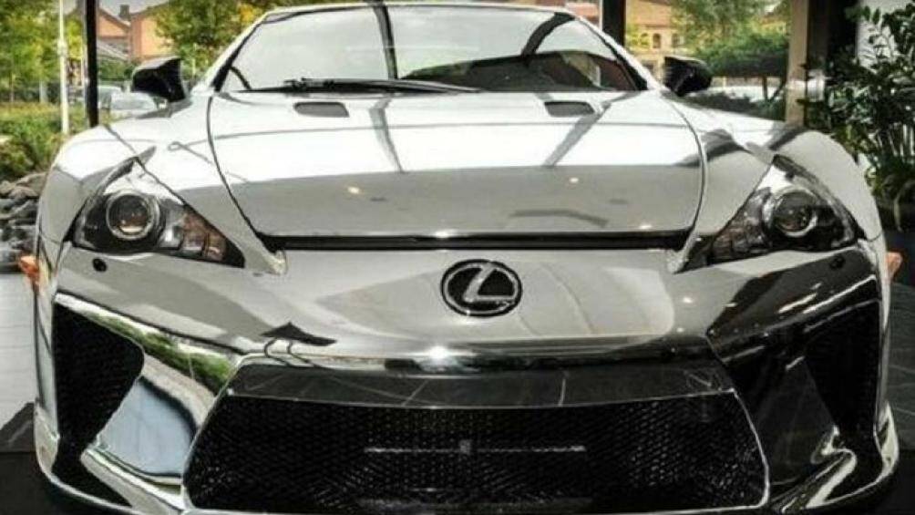 Trên thế giới chỉ có 500 chiếc Lexus LFA, nhưng chỉ có một chiếc được mạ crôm sáng bóng như trên