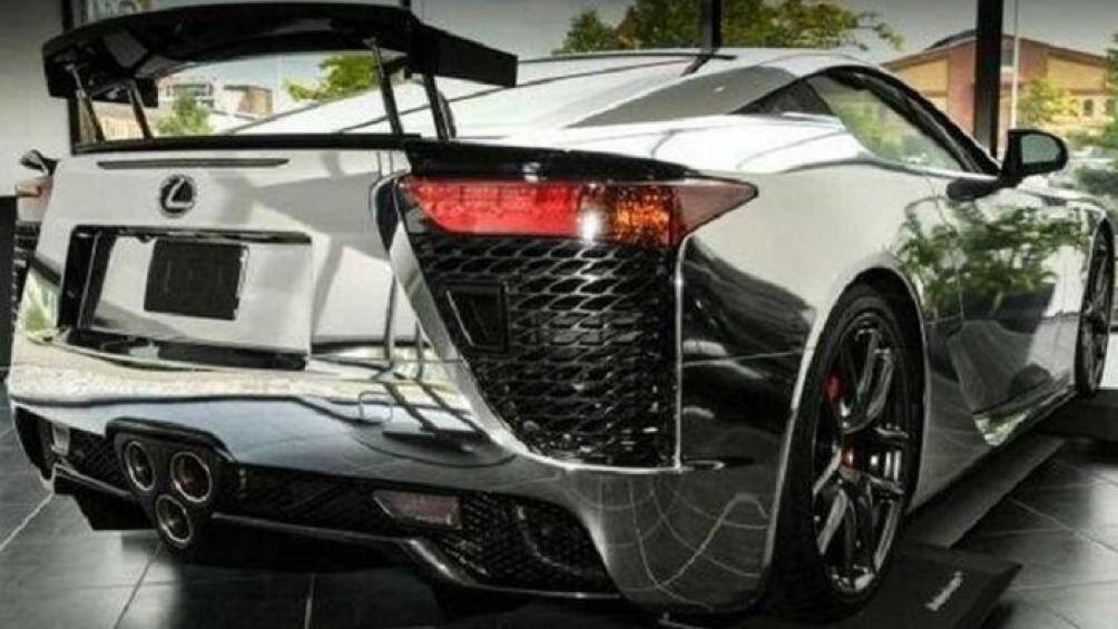 Điểm nổi bật nhất của chiếc Lexus LFA hơn 24 tỷ đồng này là ngoại thất bọc chrome sáng bóng, giúp xe chói lóa mỗi khi phơi mình dưới ánh nắng