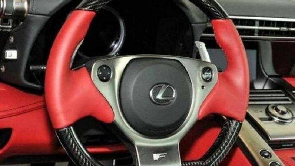 Xe có thể tăng tốc từ 0-100 km/h chỉ trong 3,7 giây trước khi cán vận tốc tối đa 326 km/h