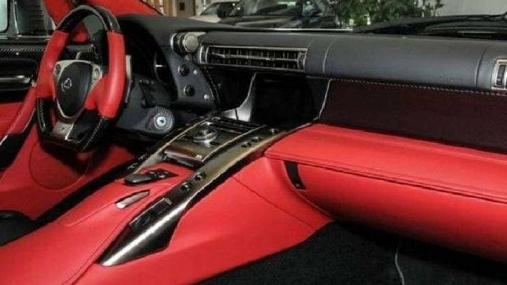 Khoang cabin bọc da hai tông đỏ – đen trông cũng như mới