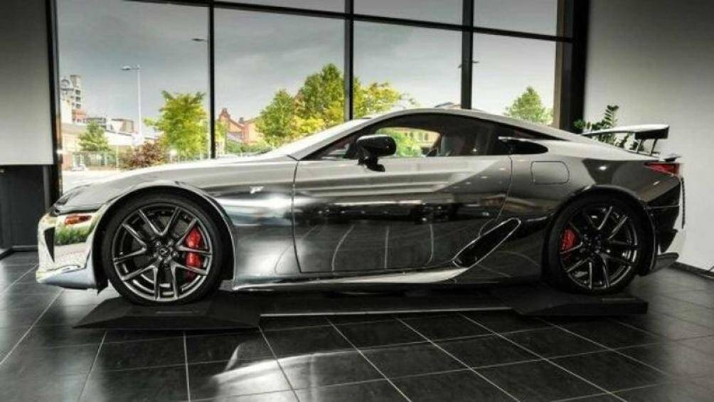 Chiếc Lexus LFA phủ crôm này được rao bán từ 2 năm trước nhưng tới nay vẫn chưa tìm thấy chủ nhân do có giá lên tới 1,049 triệu Euro (24,6 tỷ đồng)
