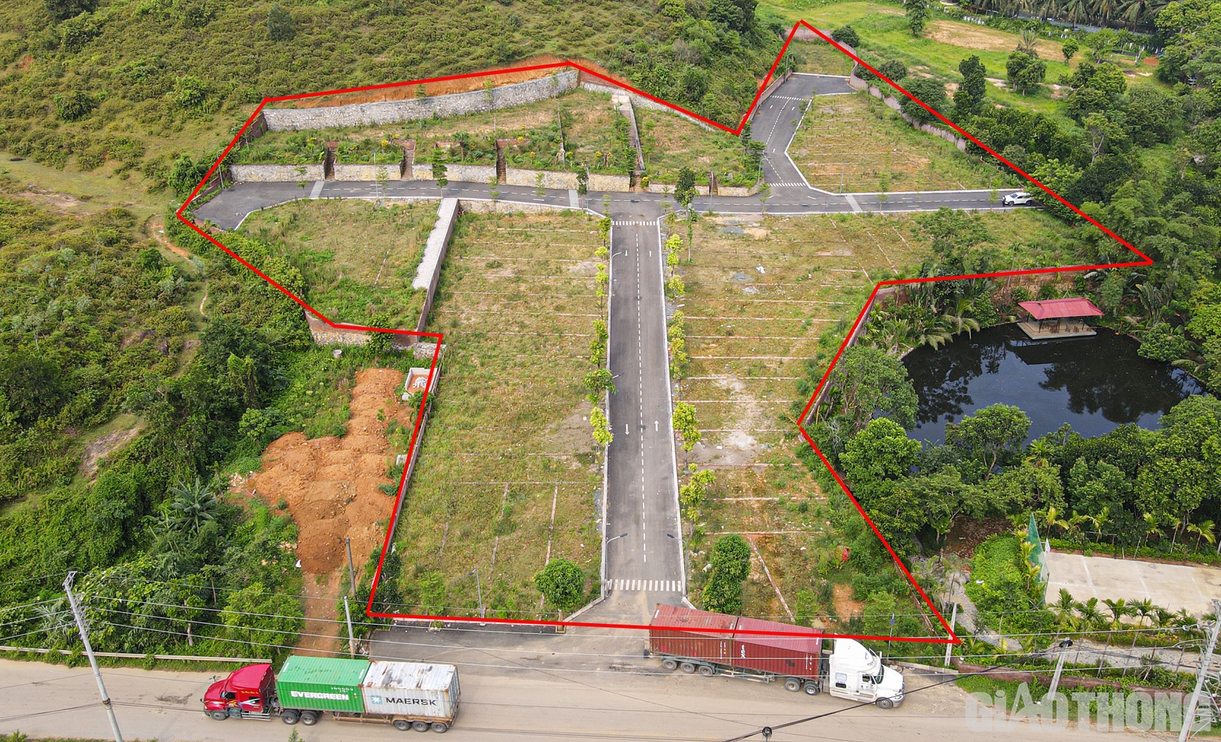 Cách đó không xa, 72 lô Bãi Dài, (xã Tiến Xuân) trước đây được trang hoàng lộng lẫy thì nay cây cối ủ rũ, gãy ngọn, héo khô.