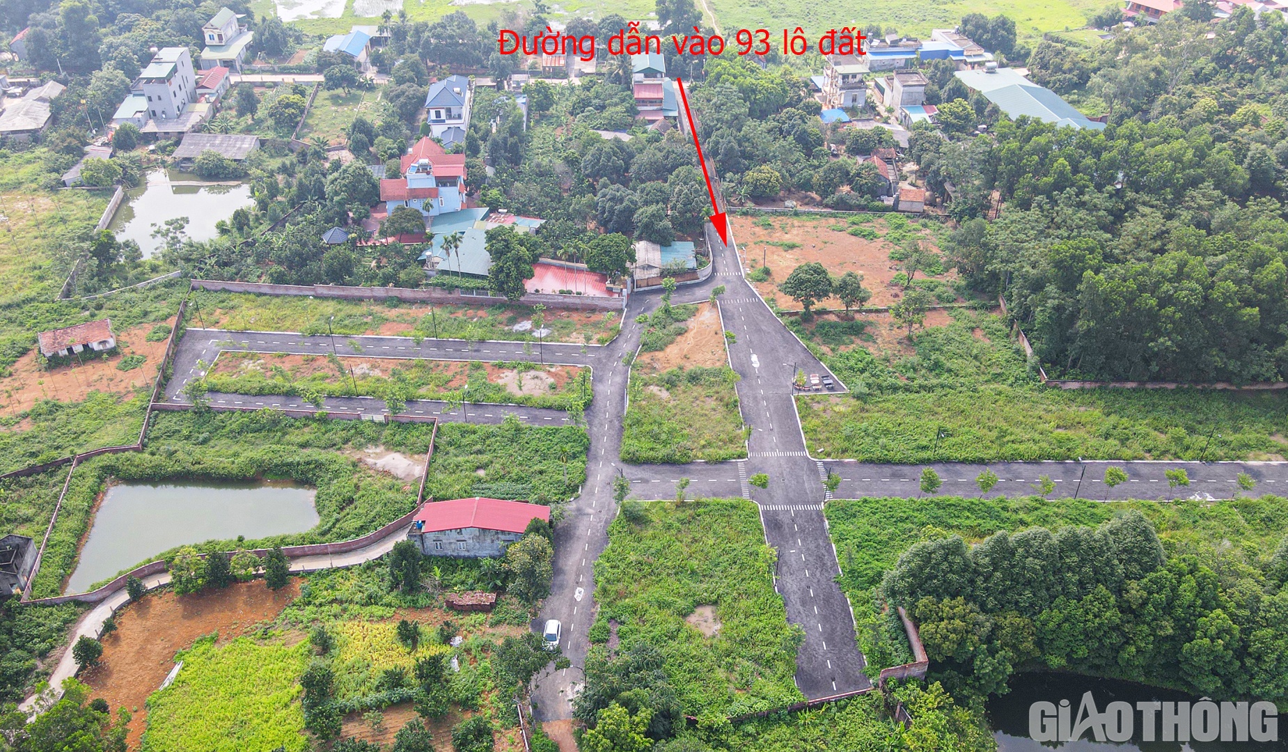 Nằm sâu trong ngõ 209, đường Cổ Đông 2 (xã Cổ Đông, Sơn Tây), lô đất được gọi với cái tên mĩ miều Dự án 93 lô Cổ Đông đã thảm nhựa, phân khu từng nườm nượp khách thì nay cỏ mọc um tùm.