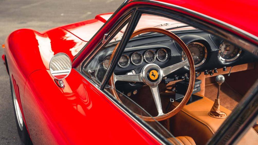 Chiếc xe ban đầu được sơn màu Grigio Metallizzato (xám đậm), 250 GT Lusso đã trải qua những năm đầu ở Ý và được sở hữu của Luciano Pederzani