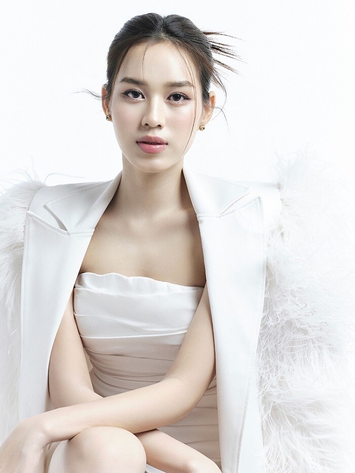 Theo hoa hậu xứ Thanh, cô thấy mình lắm lúc tham lam khi lúc nào cũng muốn thời gian trôi chậm lại để được mãi mãi được tuổi 19 - độ tuổi mà cô trở thành Hoa hậu Việt Nam 2020