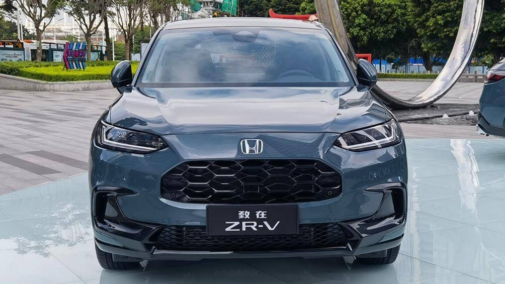 Người mua tại thị trường Nhật Bản nhận được một thiết kế mới cho hộp số tự động cộng với các tùy chọn bọc ghế khác nhau