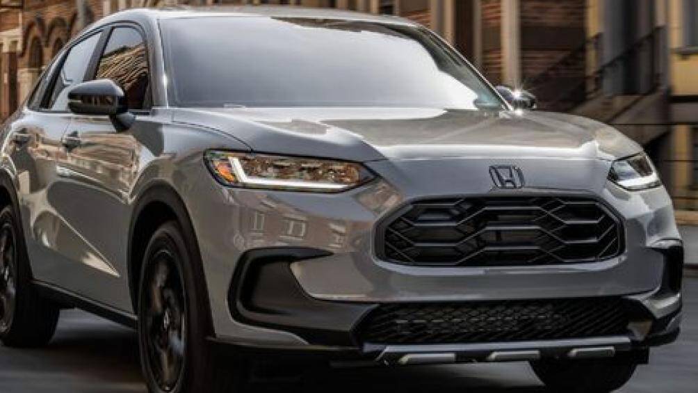 Ngoài ra, phần lưới tản nhiệt của xe đã được thiết kế thành các thanh dọc thay cho thiết kế lưới kiểu tổ ong như phiên bản Mỹ