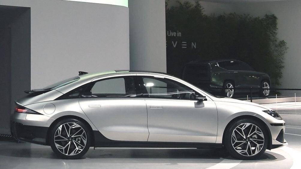 Xe được định vị trong phân khúc sedan cỡ trung và cỡ lớn nhờ chiều dài 4.855 mm, chiều rộng 1.880 mm, chiều cao 1.495 mm cùng chiều dài cơ sở 2.950 mm