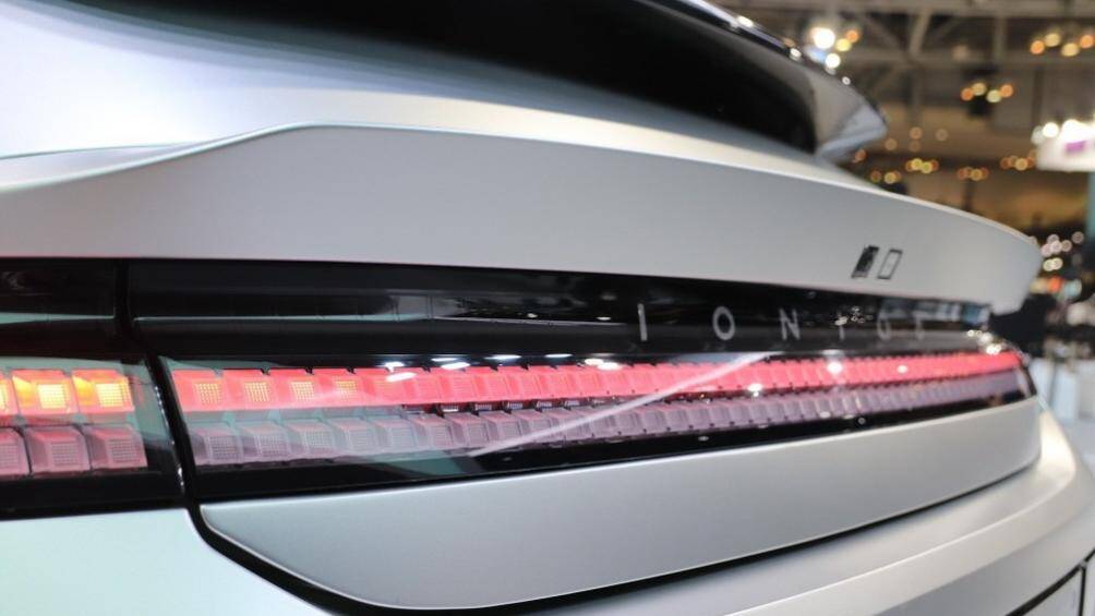 Ngay dưới kính sau là cánh gió được tích hợp 700 đèn phanh LED dạng điểm ảnh độc đáo