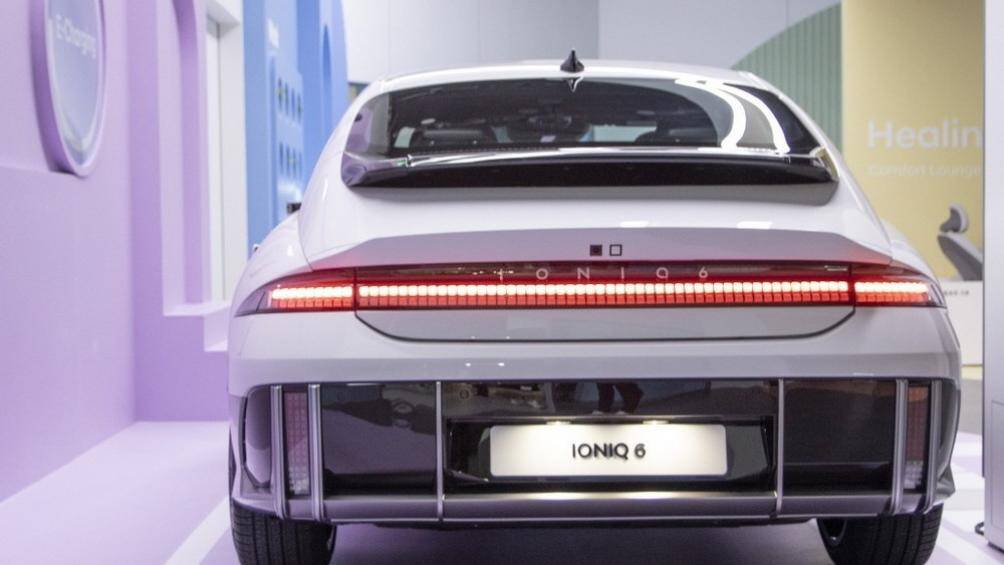 Ngoài ra, xe còn có cản sau màu đen bóng, tích hợp 2 cụm đèn nằm dọc