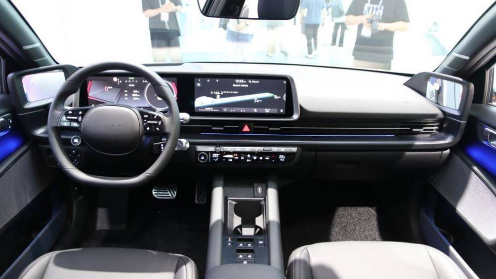 Bên trong, xe sở hữu vô lăng bọc da 2 chấu vát đáy thể thao, bảng đồng hồ kỹ thuật số 12,3 inch nối liền với màn hình giải trí cùng kích thước...