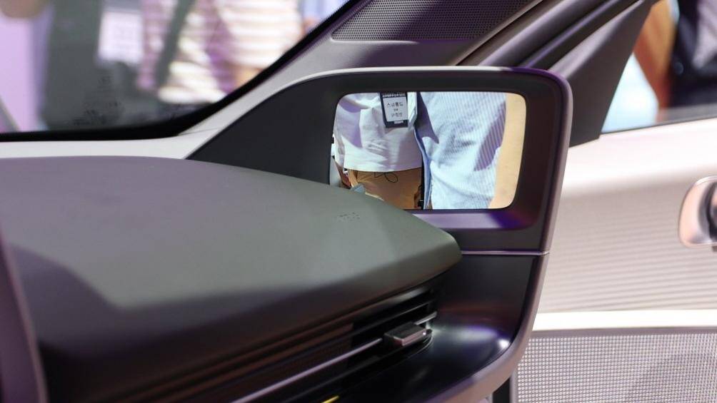 Mẫu sedan thuần điện này còn có camera kỹ thuật số với ốp trong suốt, thay cho gương chiếu hậu truyền thống, tay nắm cửa nằm chìm vào thân xe