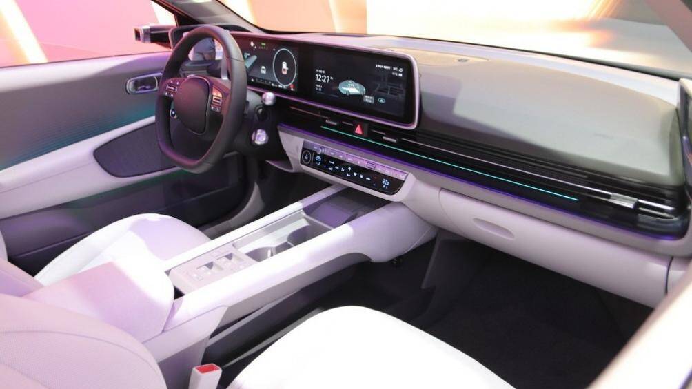 Thêm vào đó là màn hình ở 2 đầu mặt táp-lô, kết hợp với camera kỹ thuật số bên ngoài