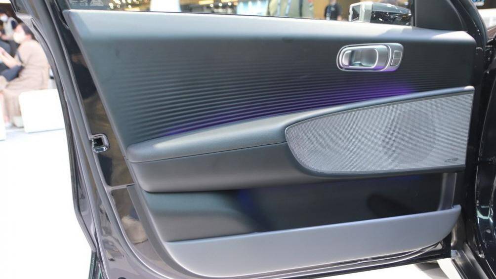 Cửa gió kéo dài hết mặt táp-lô, màn hình kỹ thuật số để chỉnh điều hòa, hệ thống đèn viền 64 màu với 6 cách phối 2 màu...