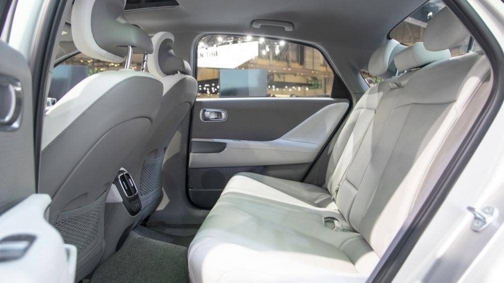 Bệ tì tay trên cửa được thiết kế dốc xuống dưới và không tích hợp các nút bấm như thông thường cùng những chất liệu nội thất thân thiện với môi trường