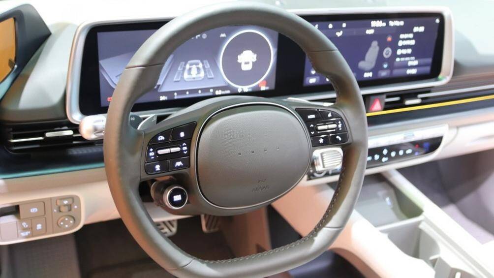 Những điểm nhấn còn lại của xe bao gồm tính năng cập nhật phần mềm qua WiFi, hệ thống hỗ trợ lái xe trên cao tốc, hỗ trợ đỗ xe từ xa thông minh...