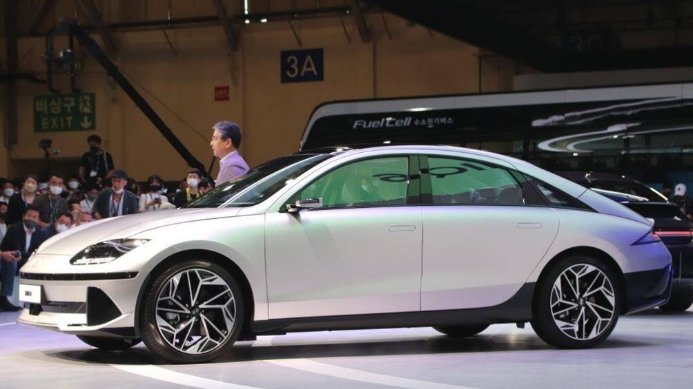 Tại Triển lãm Ô tô quốc tế Busan 2022 khai mạc hôm 15/7 vừa qua, Hyundai đã lần đầu trưng bày công khai mẫu ô tô điện Ioniq 6 của mình