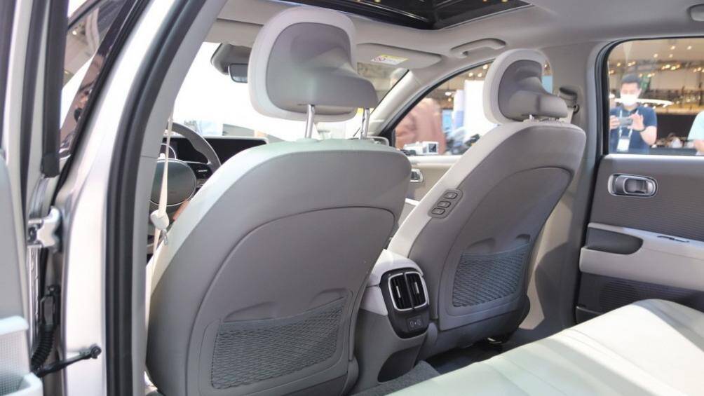 Phía trước là ghế Relaxation Comfort nằm thấp với độ dày giảm 30% so với ghế thường nhằm tăng không gian cho hàng ghế sau