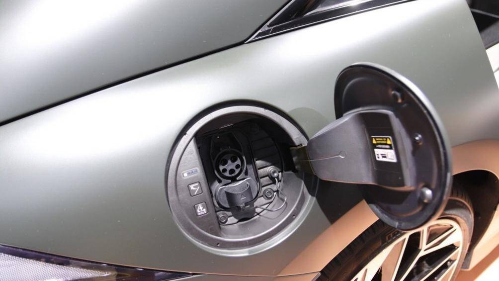 Nhờ hệ thống sạc nhanh 350 kW, xe có thể tăng dung lượng pin từ 10-80% trong thời gian chỉ 18 phút