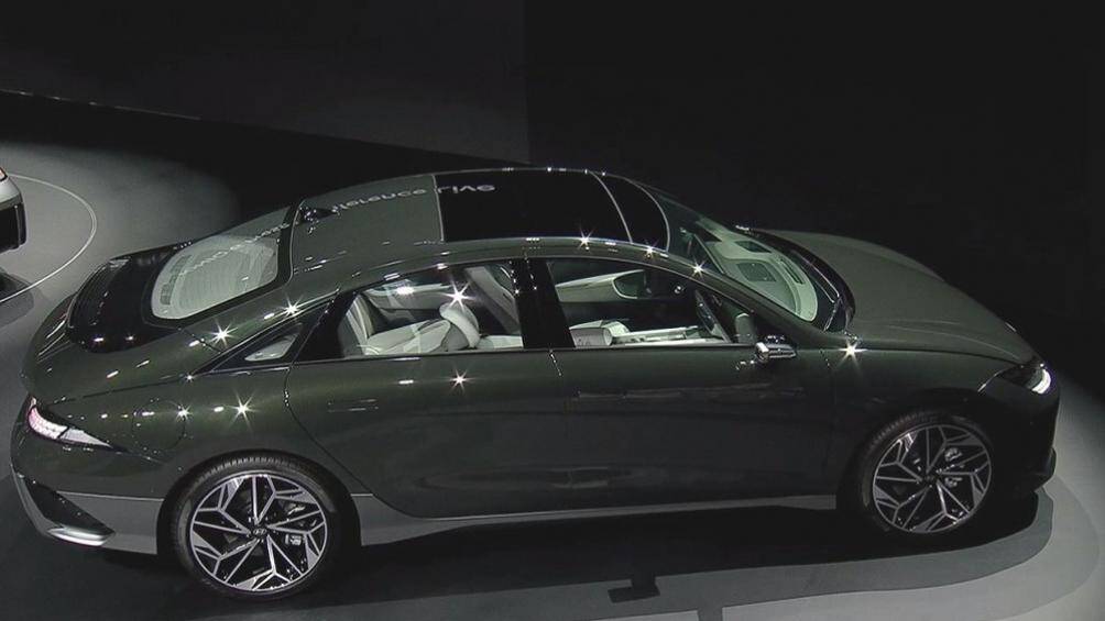 Trên cản trước, Hyundai Ioniq 6 2023 được trang bị 2 hốc gió trung tâm với cửa đóng/mở chỉnh điện. Xe còn có 2 khe gió hình tam giác nằm dọc trên cản trước