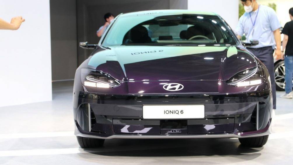 Ở đầu xe, Ioniq 6 được trang bị nắp ca-pô thấp và đi kèm logo mới với thiết kế dẹt của hãng Hyundai, tiếp đến là cụm đèn pha LED mượt mà