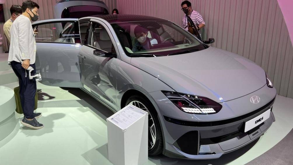 Khu vực nắp ca-pô và đèn pha của Hyundai Ioniq 6 2023 được tách biệt với cản trước bằng nẹp màu đen vắt ngang đầu xe