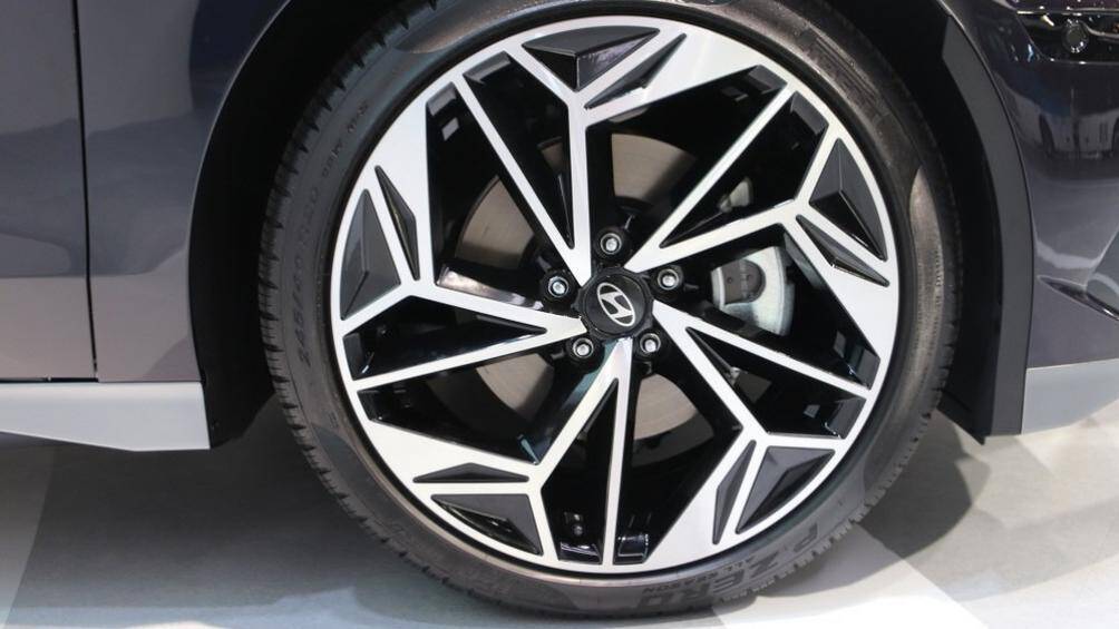 Bên dưới là bộ vành hợp kim với thiết kế đa chấu khá phức tạp và đường kính 18 inch tiêu chuẩn