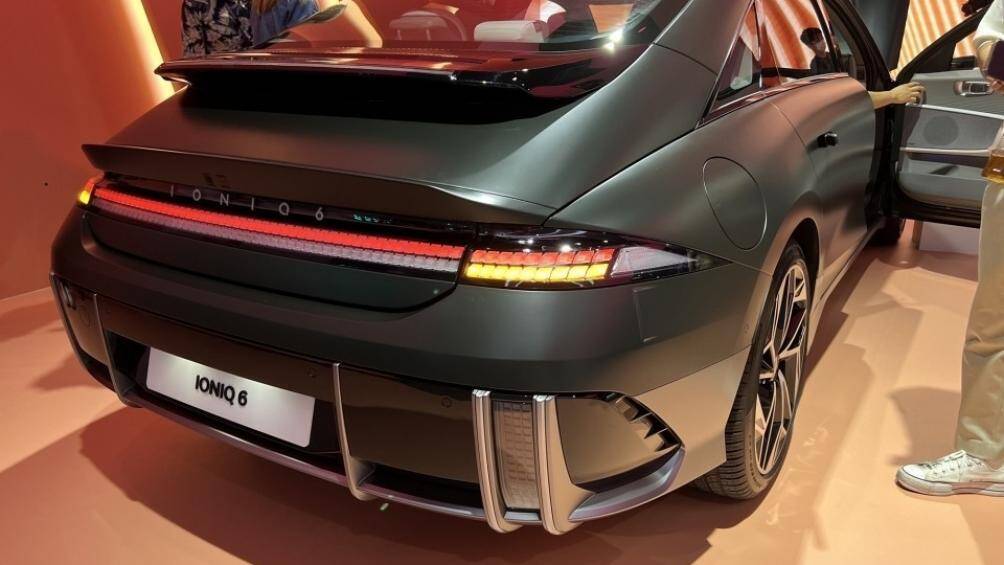 Tiếp đến là cụm đèn hậu với thiết kế điểm ảnh nằm vắt ngang và cánh gió nhỏ phía trên, nhấn mạnh độ rộng của thân xe