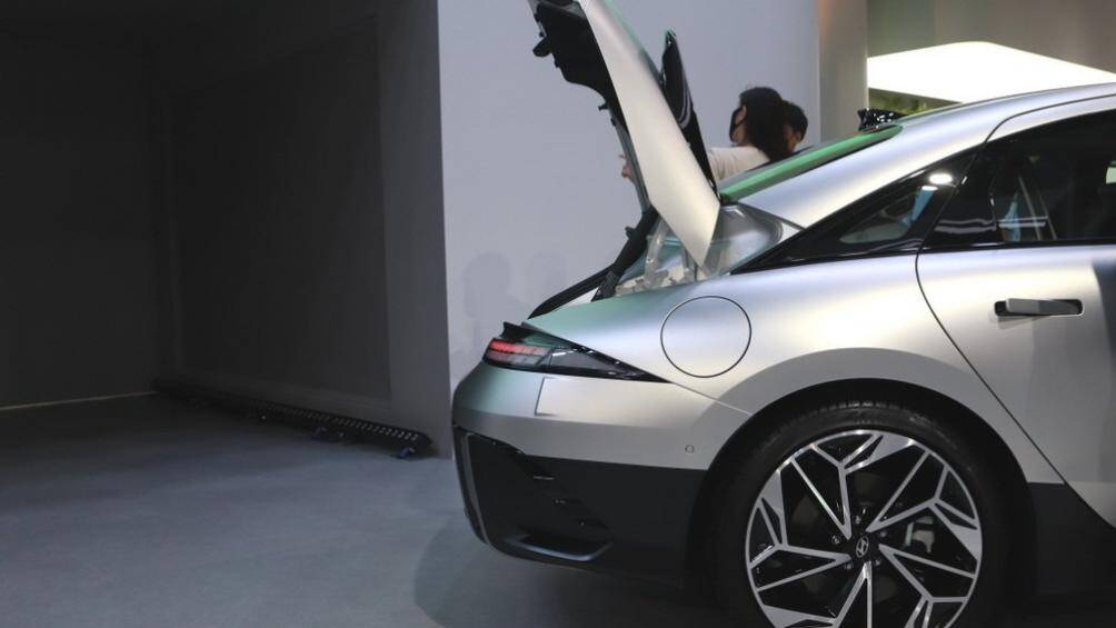 Hyundai Ioniq 6 2023 mang kiểu dáng fastback nhưng chỉ có nắp ca-pô đóng/mở được trong khi kính sau cố định