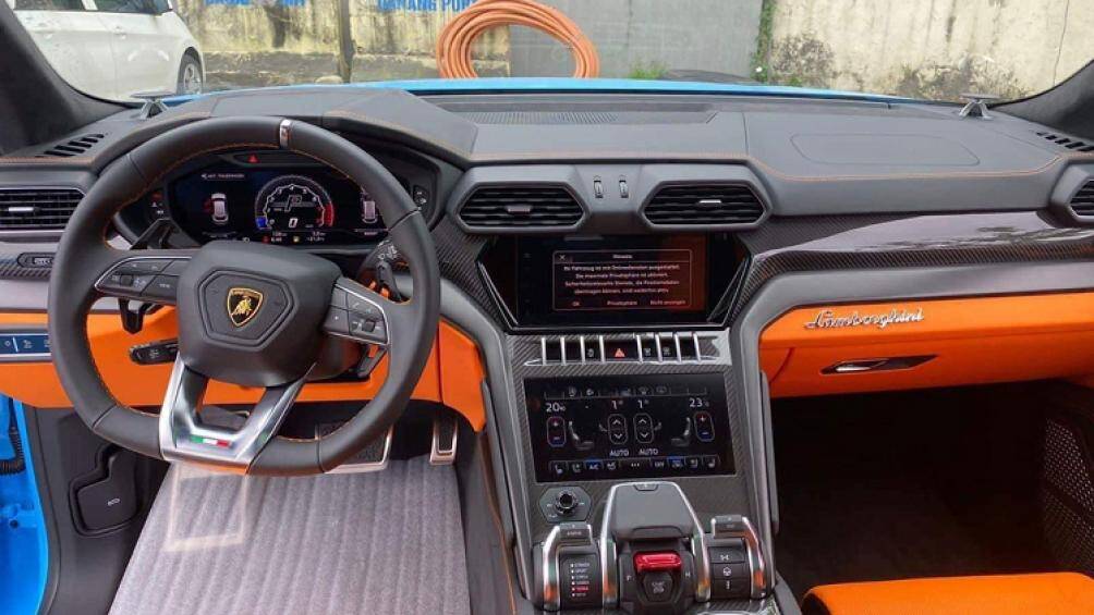 Nội thất của chiếc Lamborghini Urus này cũng lộ diện với cách phối 2 tông màu là đen và cam cùng nhiều đồ chơi theo xe