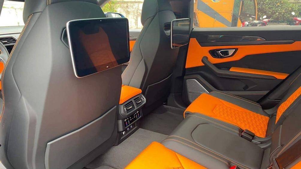 Sẽ có thêm hộc đựng cốc khi gập hàng ghế giữa xuống. Xe cũng được trang bị thêm 2 màn hình giải trí phía sau dành cho hành khách