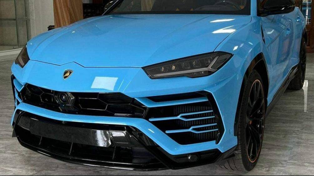 Mâm xe có kích thước 23 inch được sơn màu đen bóng kết hợp thêm viền mâm màu cam