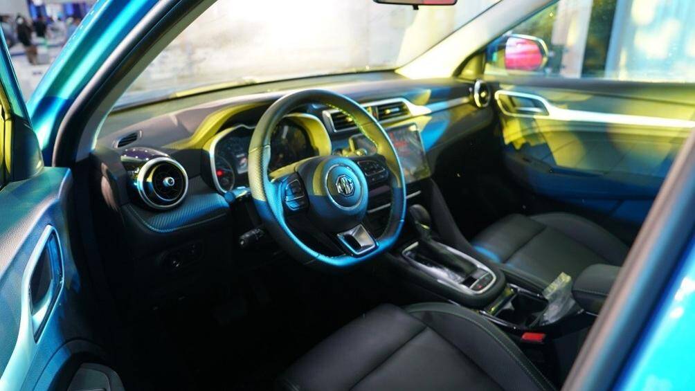 Bên trong xe, MG ZS Sports 2022 được trang bị nội thất bọc da màu đen với chỉ khâu màu xanh tương phản