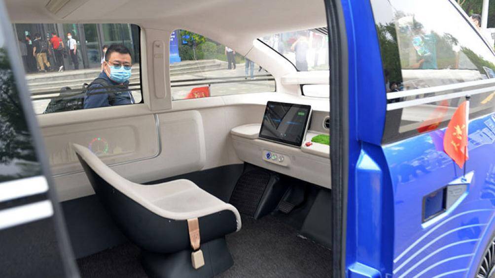 Nội thất xe được thiết kế vô cùng đơn giản với một màn hình cảm ứng và vài nút bấm, trong đó có một nút đỏ dừng xe khẩn cấp