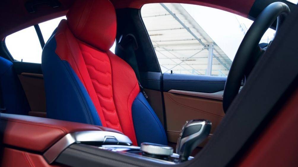 Nội thất bên trong khoang lái của BMW 8 X JEFF KOONS có cách phối màu đỏ/xanh lam gợi nhớ đến siêu anh hùng Spider-Man