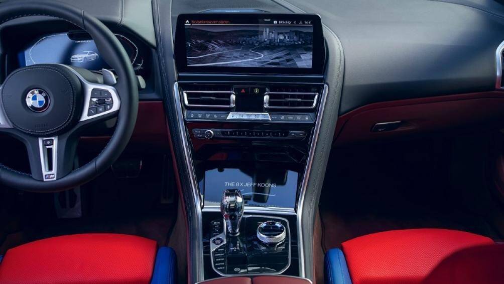 Trái lại, các chi tiết khác như da bọc, thảm và bụng cửa được bọc kết hợp với da màu đỏ và da màu nâu