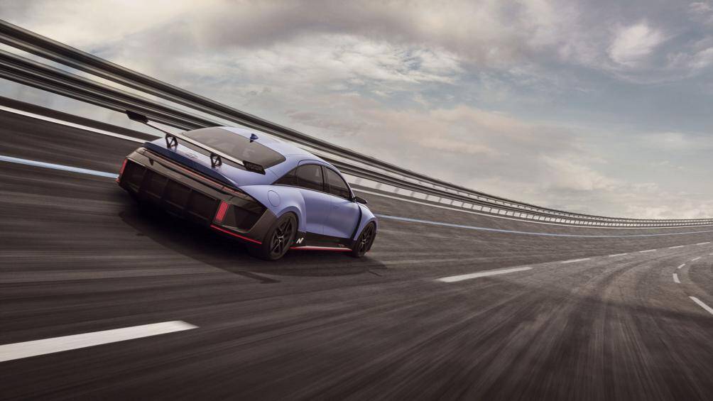 RN22e là một con "quái vật" chạy hoàn toàn bằng điện với sức mạnh 576 mã lực, mô-men xoắn 740 Nm