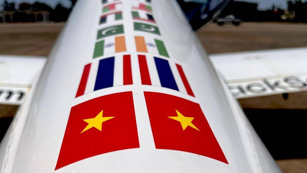 Theo thông tin từ Đại sứ quán Anh tại Việt Nam, chàng trai Mack Rutherford, 16 tuổi, quốc tịch Anh-Bỉ đã ấp ủ mục tiêu phá kỷ lục phi công nhỏ tuổi nhất bay một mình vòng quanh thế giới.