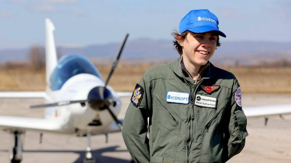 Theo cơ quan đại diện ngoại giao của Anh, Mack lớn lên trong một gia đình có truyền thống làm phi công, chàng trai đã có kinh nghiệm hàng trăm giờ bay cùng với bố, trong đó có hai chuyến xuyên Đại Tây Dương.