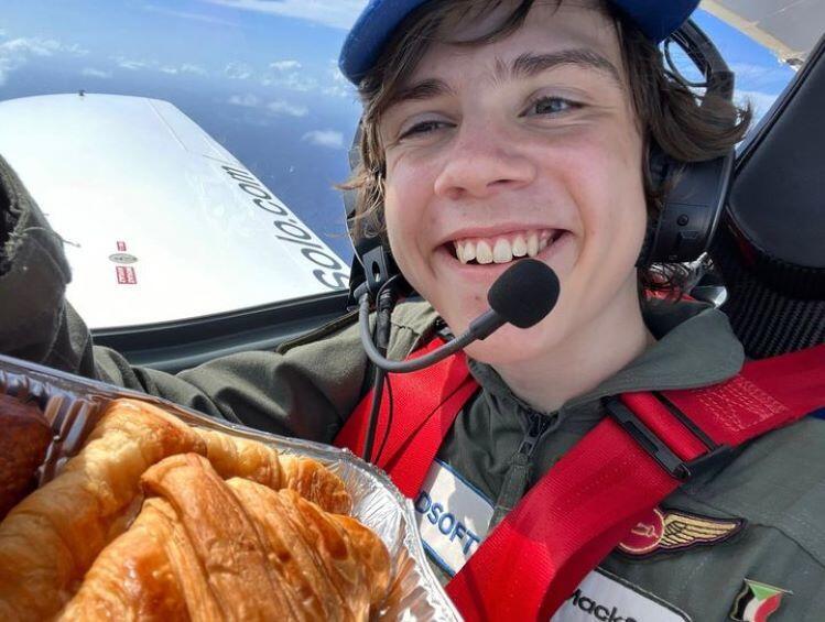 Chia sẻ trên blog cá nhân, Mack cho biết, anh đã có một chuyến bay suôn sẻ. Khung cảnh xung quanh đẹp mê ly.