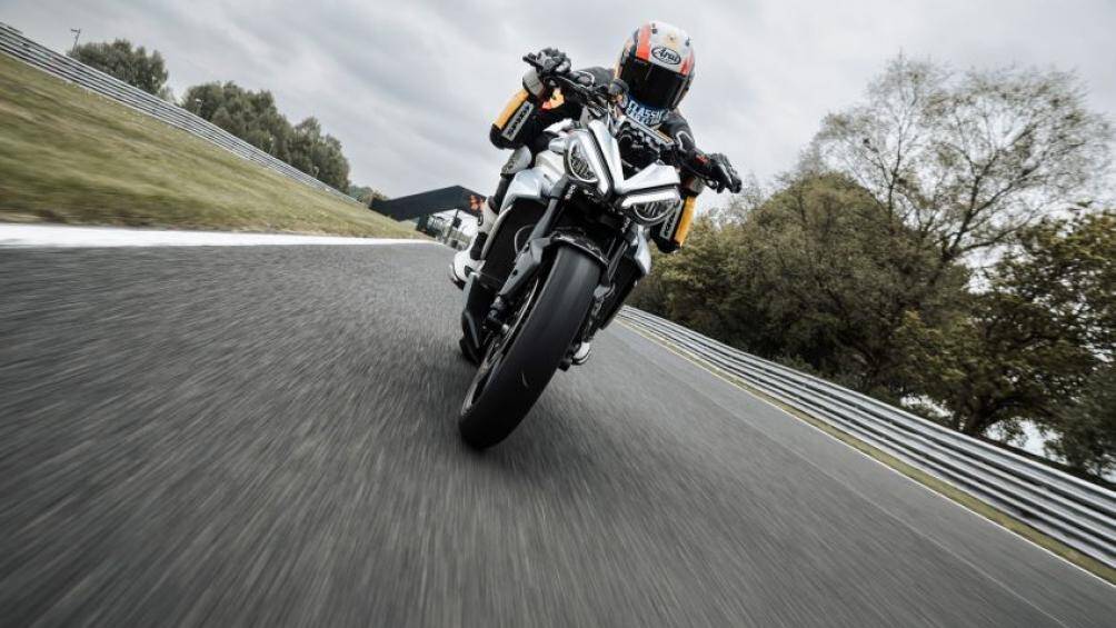 Xe được trang bị một động cơ điện duy nhất dẫn động bánh sau và tạo ra công suất 175 mã lực, gần bằng với một số siêu xe mô tô thể thao 1.000 cc