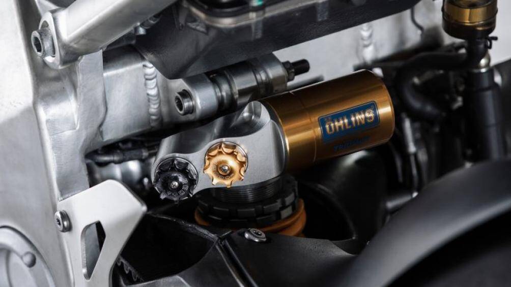 Các thử nghiệm cuối cùng của Triumph TE-1 đang diễn ra trên cả đường phố lẫn đường đua