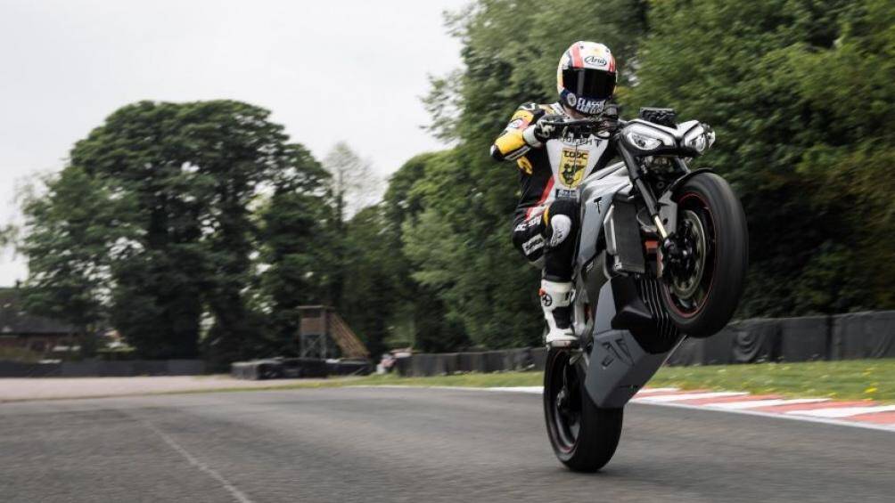 Triumph tiết lộ, với trọng lượng 220 kg, TE-1 nhẹ hơn 25% so với các mẫu mô tô điện tương đương hiện có trên thị trường