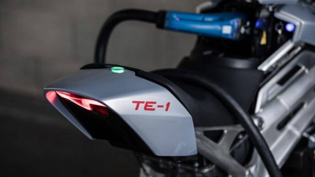 Cung cấp sức mạnh cho động cơ này là một bộ pin của Williams cung cấp cho TE-1 phạm vi hoạt động lên đến 161 km