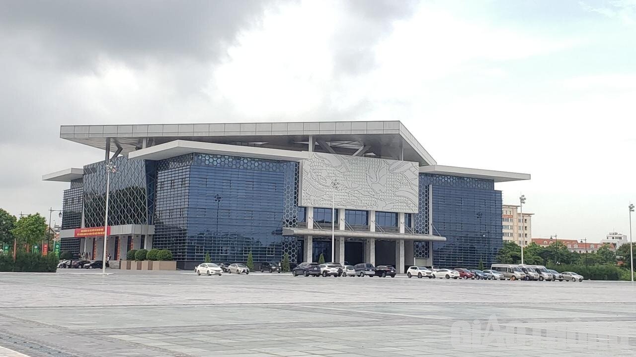 Công trình Trung tâm Văn hóa xứ Đông nằm ở TP Hải Dương, có tổng vốn đầu tư trên 648 tỷ đồng, diện tích xây dựng hơn 4.500 m2, quy mô gồm 4 tầng và 1 tầng hầm, 1 tầng áp mái. Công trình gồm trung tâm hội nghị và quảng trường có sức chứa 19.000 người.