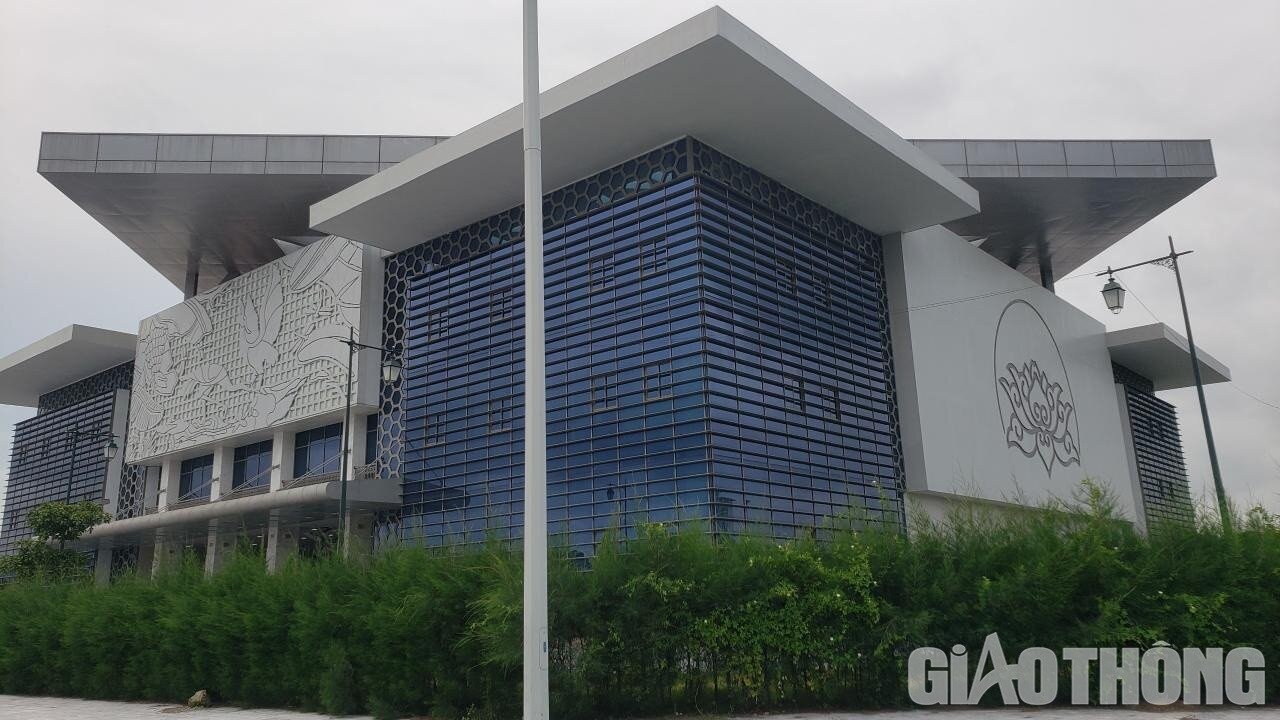 Tổng giá trị nghiệm thu, quyết toán gói thầu số 03 thi công xây dựng quảng trường là 43.066.437.000 đồng. Nghiệm thu bàn giao đưa vào sử dụng ngày 6/6/2021.