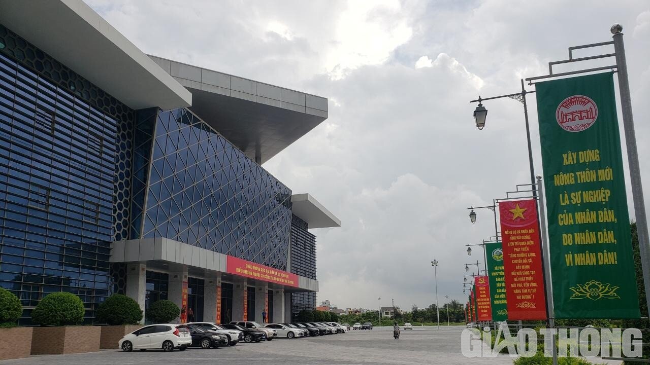 Qua thanh tra, một số vật liệu, thiết bị được chỉ định chưa phù hợp nên phải điều chỉnh trong quá trình thi công. Bản vẽ thi công hạng mục quảng trường được thiết kế thể hiện các thông số về cao trình hiện trạng trước khi đào san đất không đúng với thực tế, dẫn đến phải bổ sung khối lượng đào đất không thích hợp khi thi công.