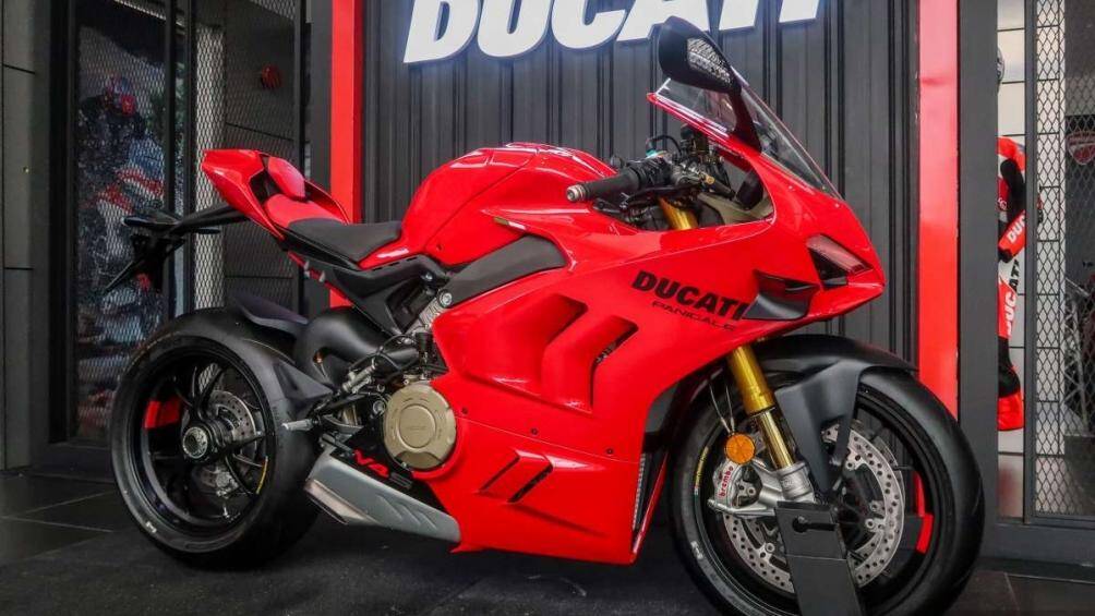 Ducati Panigale V4 2023 có giá 145.900 RM (769 triệu đồng) và V4S với hệ thống treo điện tử có giá 188.900 RM (khoảng 996 triệu đồng)
